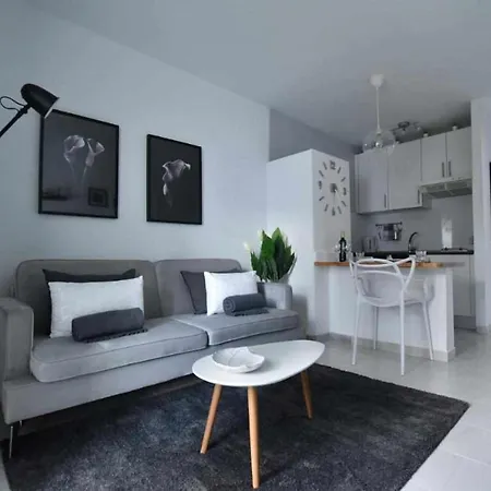 Apartman Holyhome 203 *