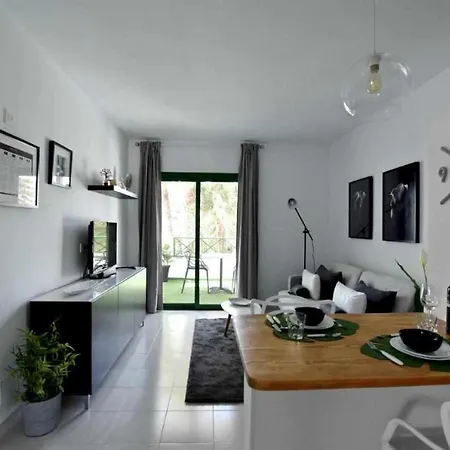 Apartman Holyhome 203 *